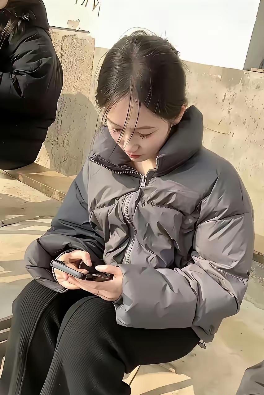 美女闲着了，晒晒太阳更健康。