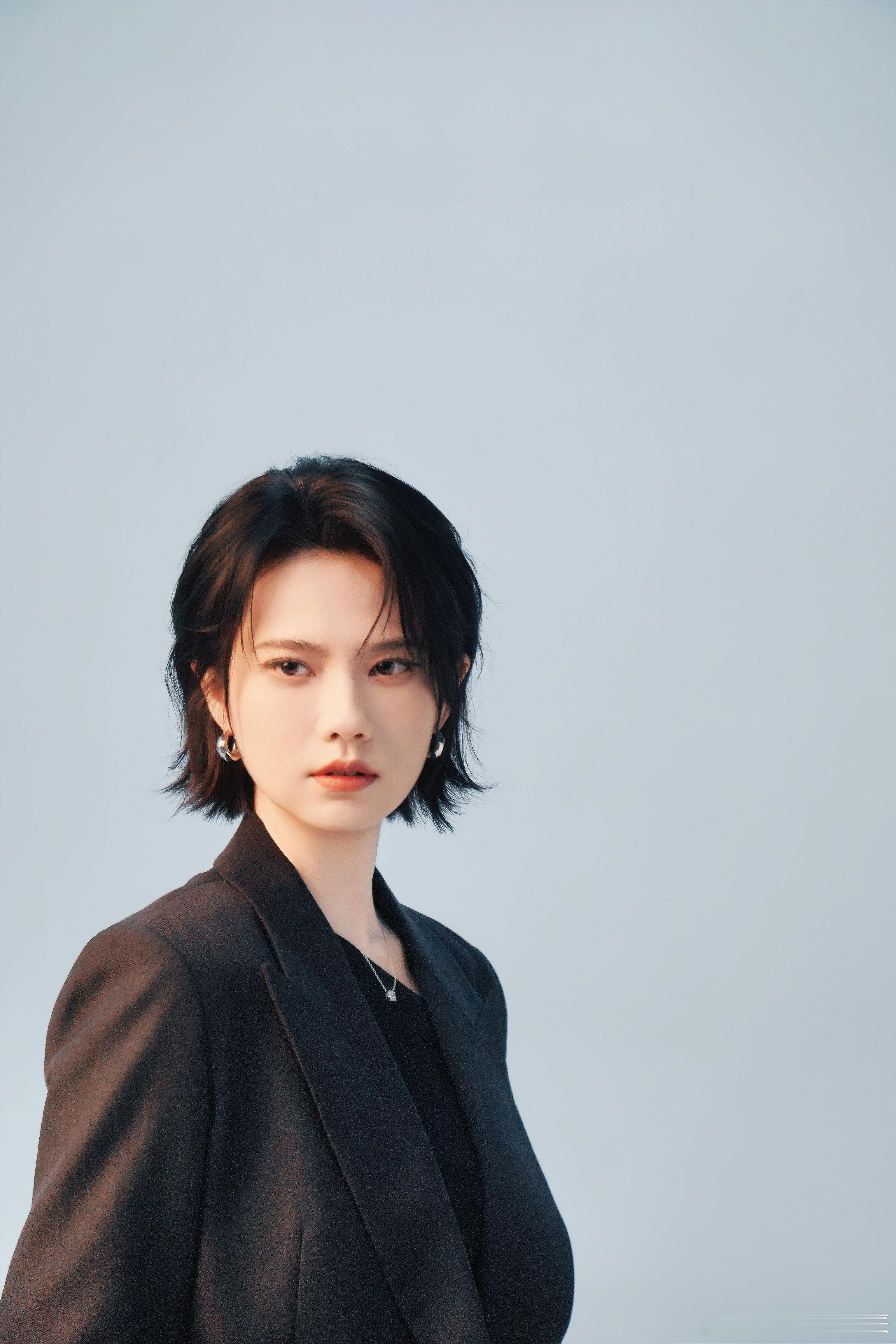 从红月开始官宣终于等来了这部剧的官宣，姜珮瑶和陈菁的适配度非常高，一袭短发飒气感