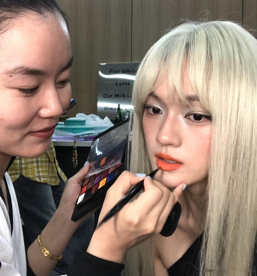 被文淇美到失语文淇紫罗兰青玉紫调礼服温柔缱绻，青玉配饰温润透亮，文淇站在光影之中