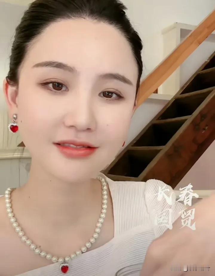 你还记得赖文峰是谁吗？6月10日他的妻子楚铃直播，有网友提问“赖文峰如果碰到杨钰