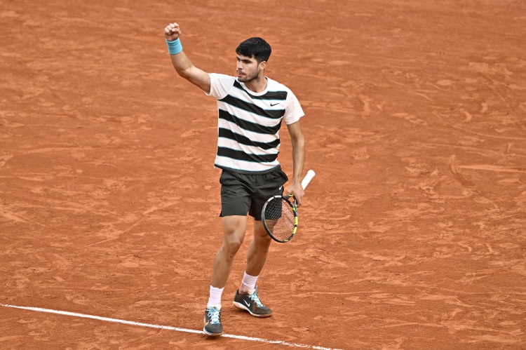 阿尔卡拉斯2-1击败埃切维里，晋级ATP1000蒙特卡洛大师赛8强