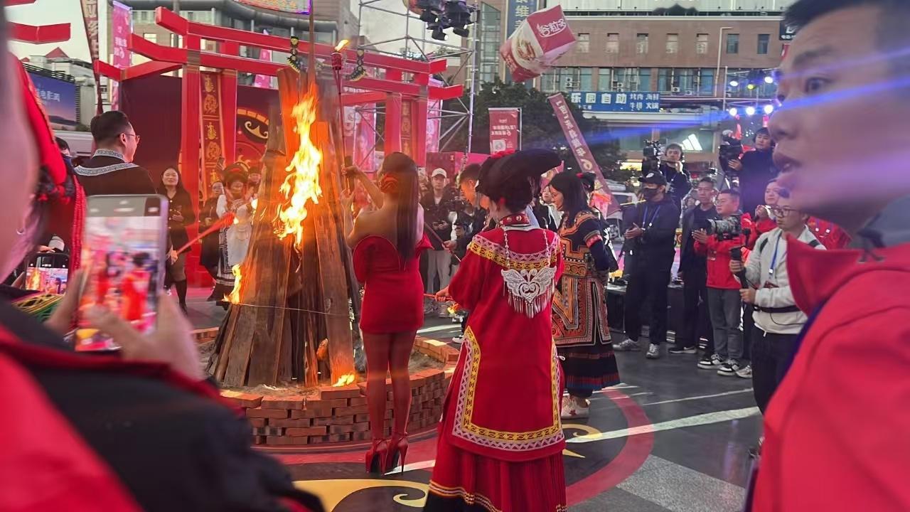 四川彝族年太燃了   四川彝族年太燃了，吉克隽逸现身大凉山彝族年村晚给大家带来年