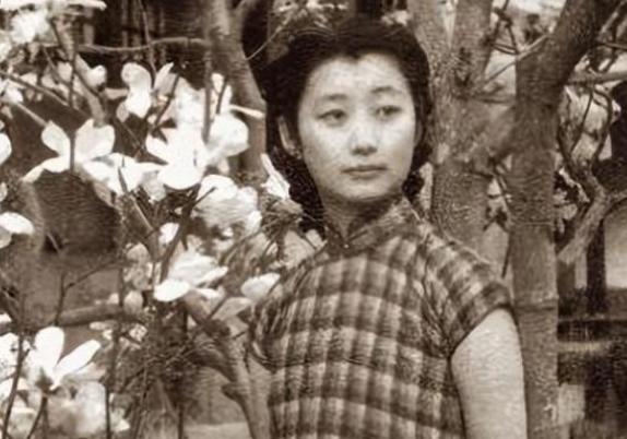 1926年，22岁的唐怡莹趁丈夫不在，与25岁的张学良发生了关系，几天后，她就又