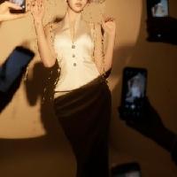 我的今日状态：😁轻松愉快
我这里的天气：☀️晴天
美女穿搭写真