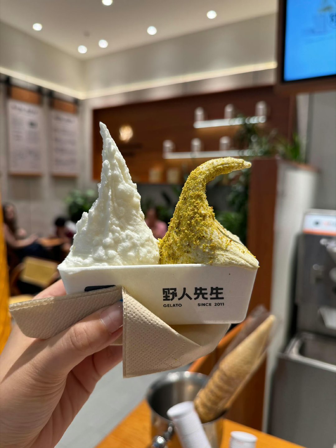 罗永浩 野人先生西贝 居然引起了我的好奇心，想去尝尝这个“难吃”的冰淇淋  从一