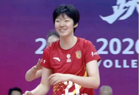 实在叫人不解！中国女排其他队员悉数登场，唯独一人被赵勇牢牢摁在替补席，连一秒钟的
