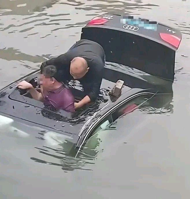 10月14日，江苏泰州发生了暖心又惊险的一幕。在海陵区青年路和永泰路交叉口，一辆