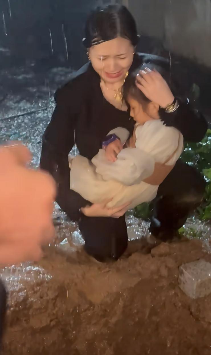 昨天下班路上撞见的一幕，现在想起来还揪心！一个三十多岁的女人抱着满头是血的小女孩