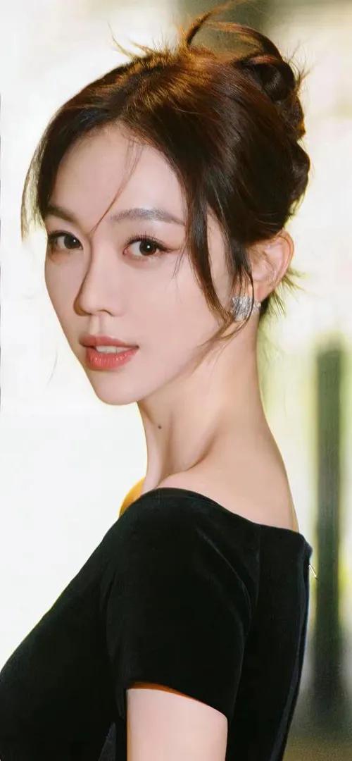 姜妍嫁给京圈银行行长，有人莫名其妙地说上″高攀”，到底是姜妍高攀了行长，还是行长