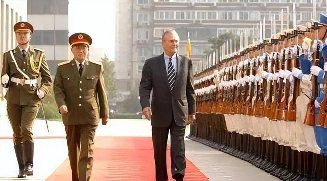 2005年，曾经发誓绝不会访问中国的美防长拉姆斯菲尔德来到中国，他一不看大熊猫，