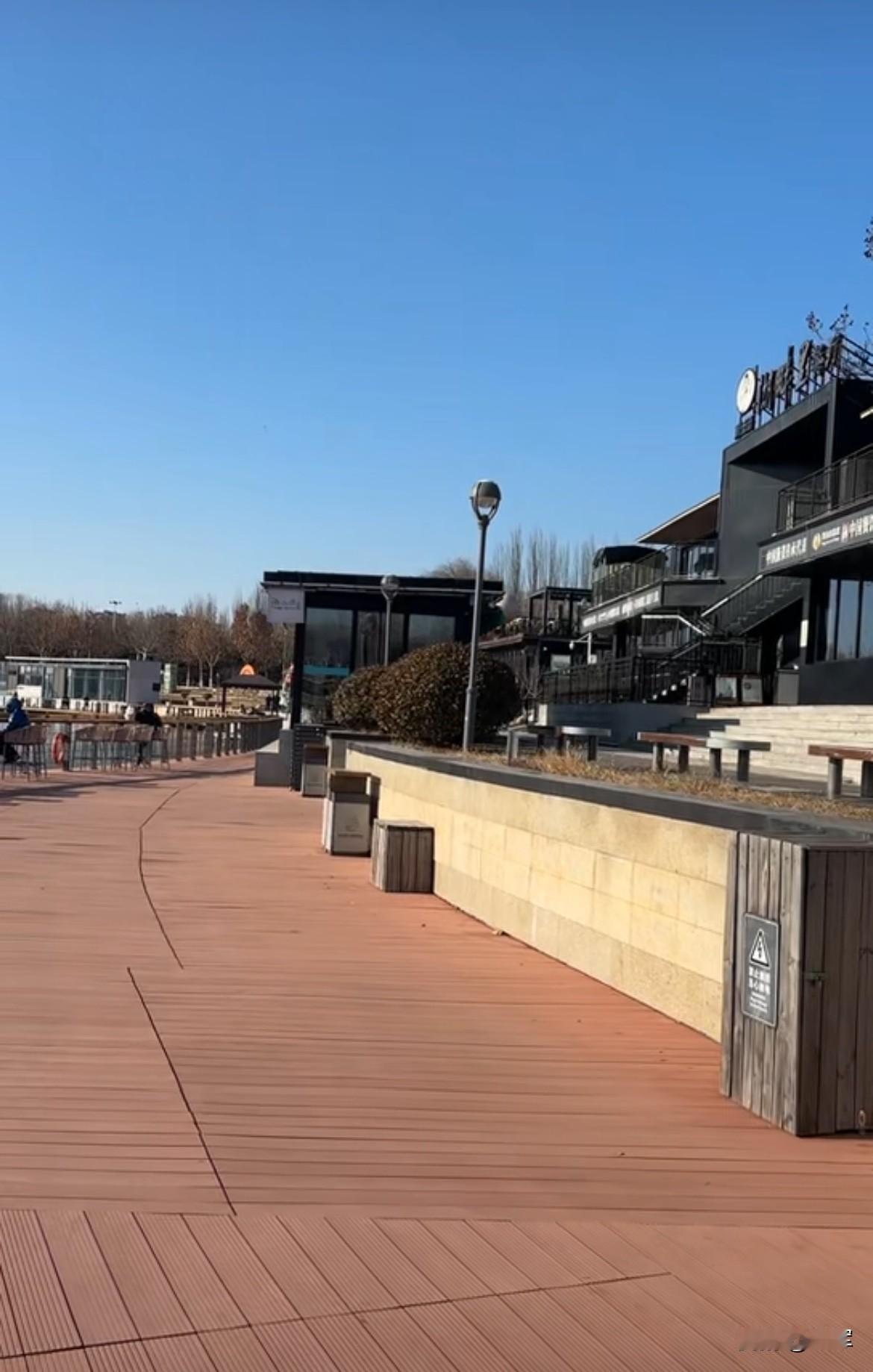 我活了50多年还没年轻人明白！

情商要高，跟人说话要圆滑，一定不要随便许诺保证