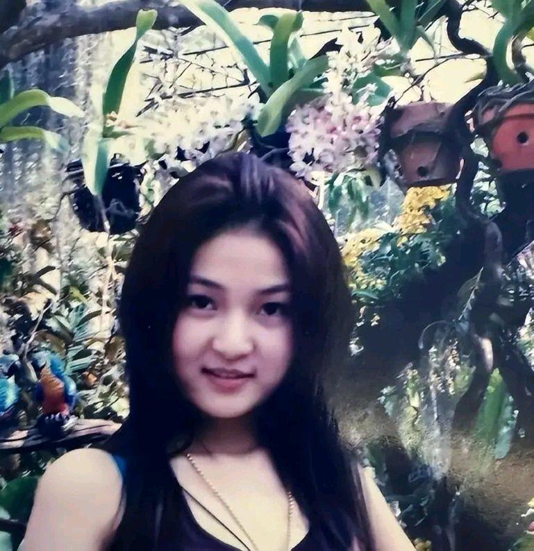 郭美美这事儿真挺抓马的。2011年夏天，20岁的她自称“红十字会商业总经理”，站