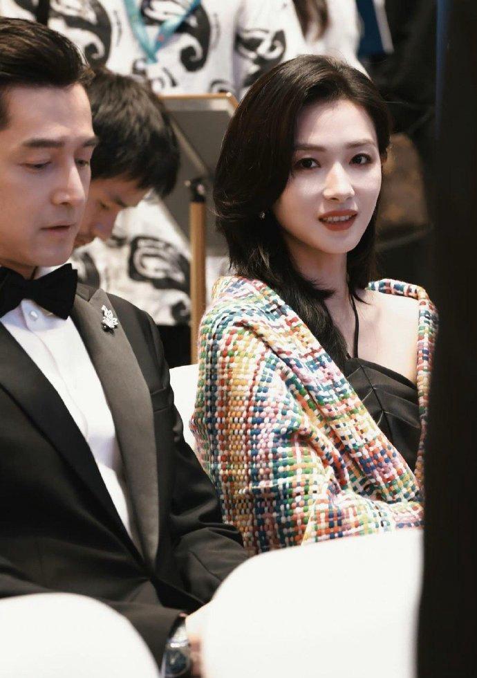 《当胡歌给万茜看女儿照片时》

胡歌：我女儿百天照，你看看。

万茜：（凑近看）