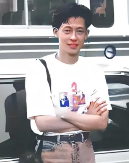 1990年代中期，中戏分房子，王志文本应该分到，结果没有，于是打电话给院长表达不