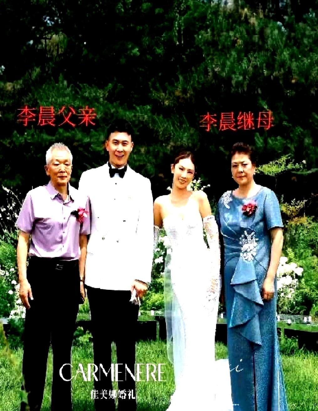 凌晨两点，李晨连夜赶到杭州，就为了一张合影。

照片里，他站在白发苍苍的父亲身边