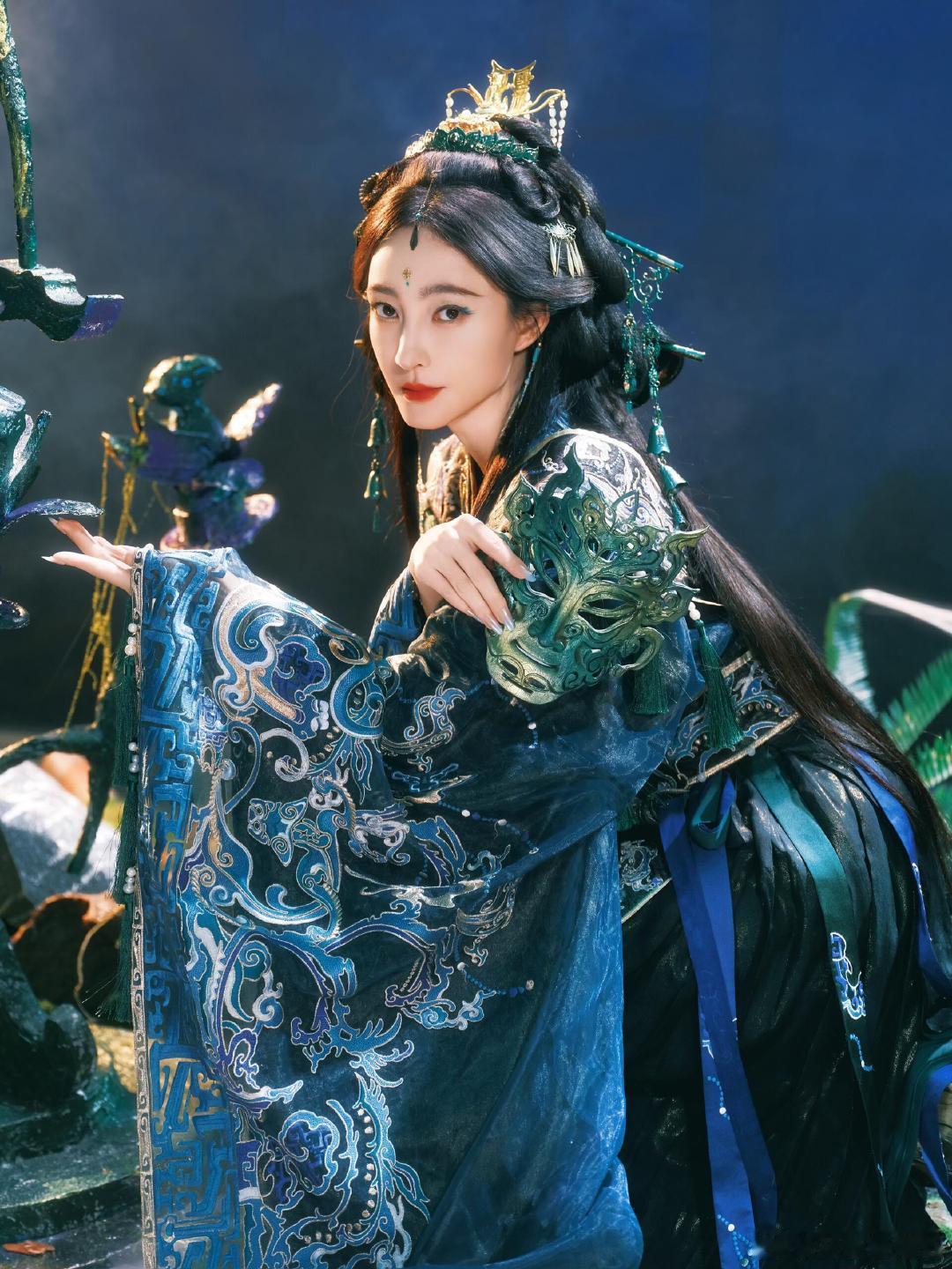 我那古装界的白月光杀回来了 蓝绿色古装太戳心！跳舞的样子，谁看了不迷糊～ 