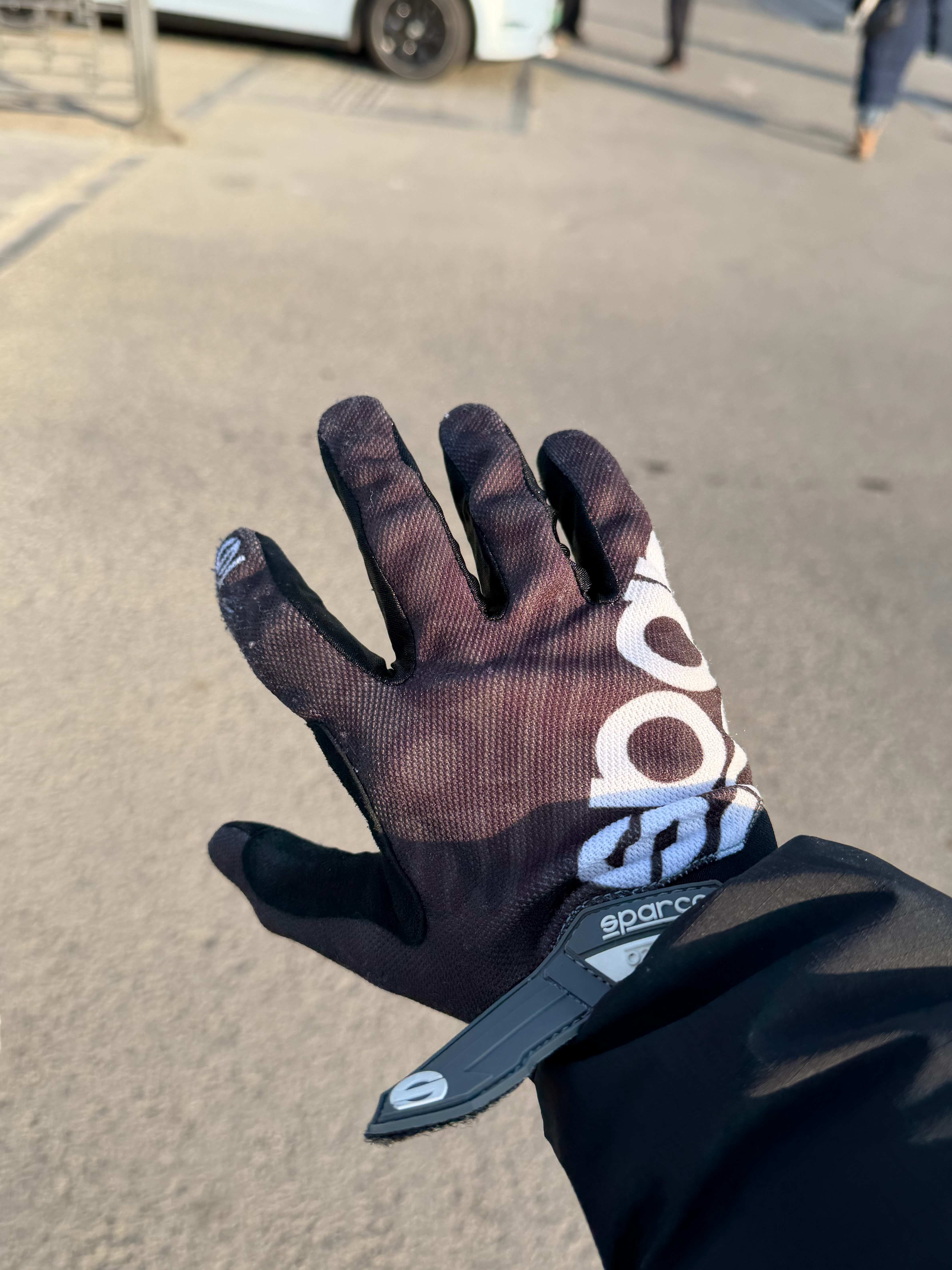 大同挺冷，来之前说戴副手套想了半天，带了这一副，也有点用。 大同·大同古城城墙外