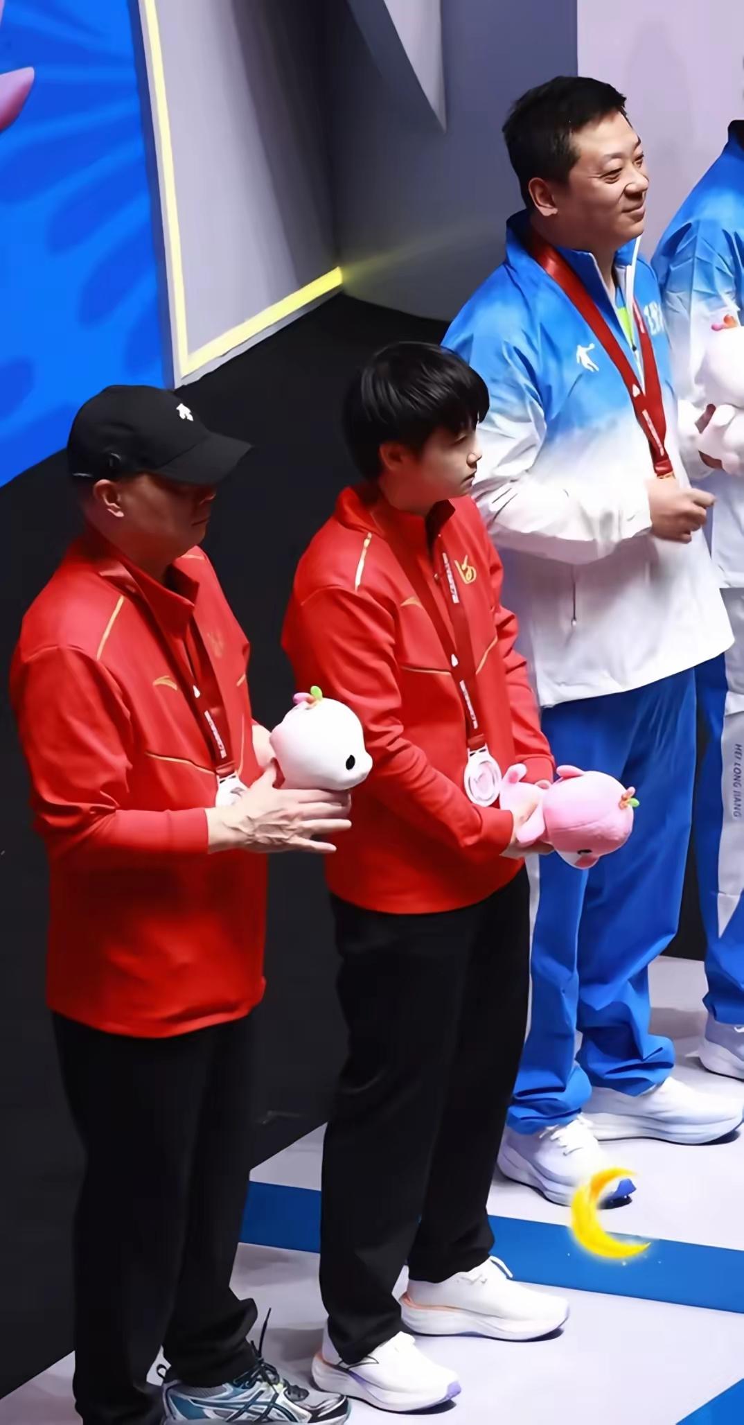 莎莎打完比赛后
看到这一幕
是真的忍不住要哭了，感觉她和教练是一样的难过、遗憾。