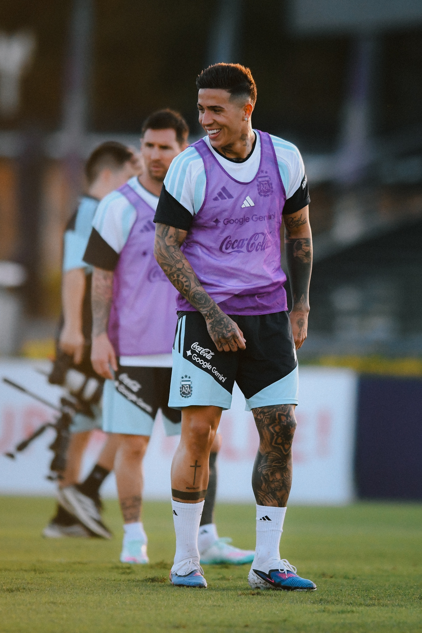 切尔西官推更新恩佐照片小梅入镜📸梅西