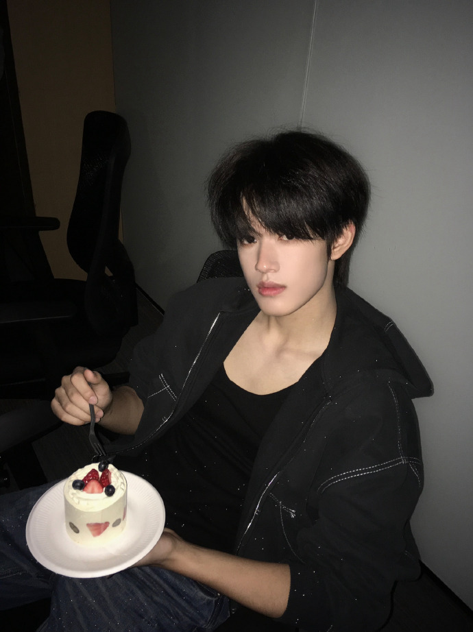 张极 给你们拍的张极不是抓拍是给你们拍的 八宫格居家大片甜度拉满！直球打破抓拍误