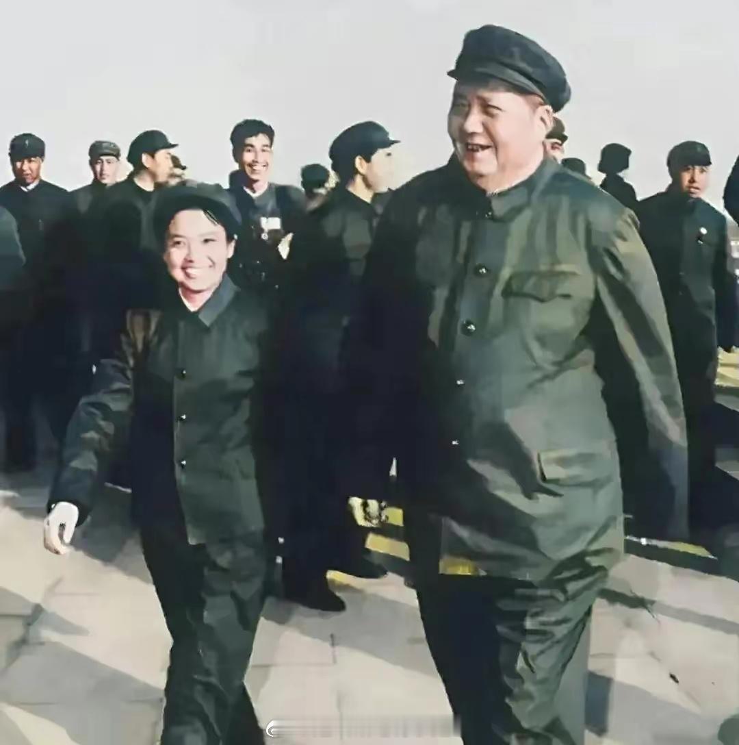 这是一张毛主席身着军装的罕见珍贵画面。画面中，毛主席的神情以及他所散发出来的气势