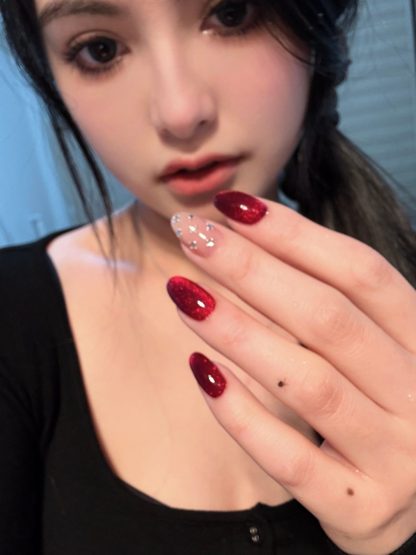 注意看 这个做了新年红美甲的女人叫做小美 