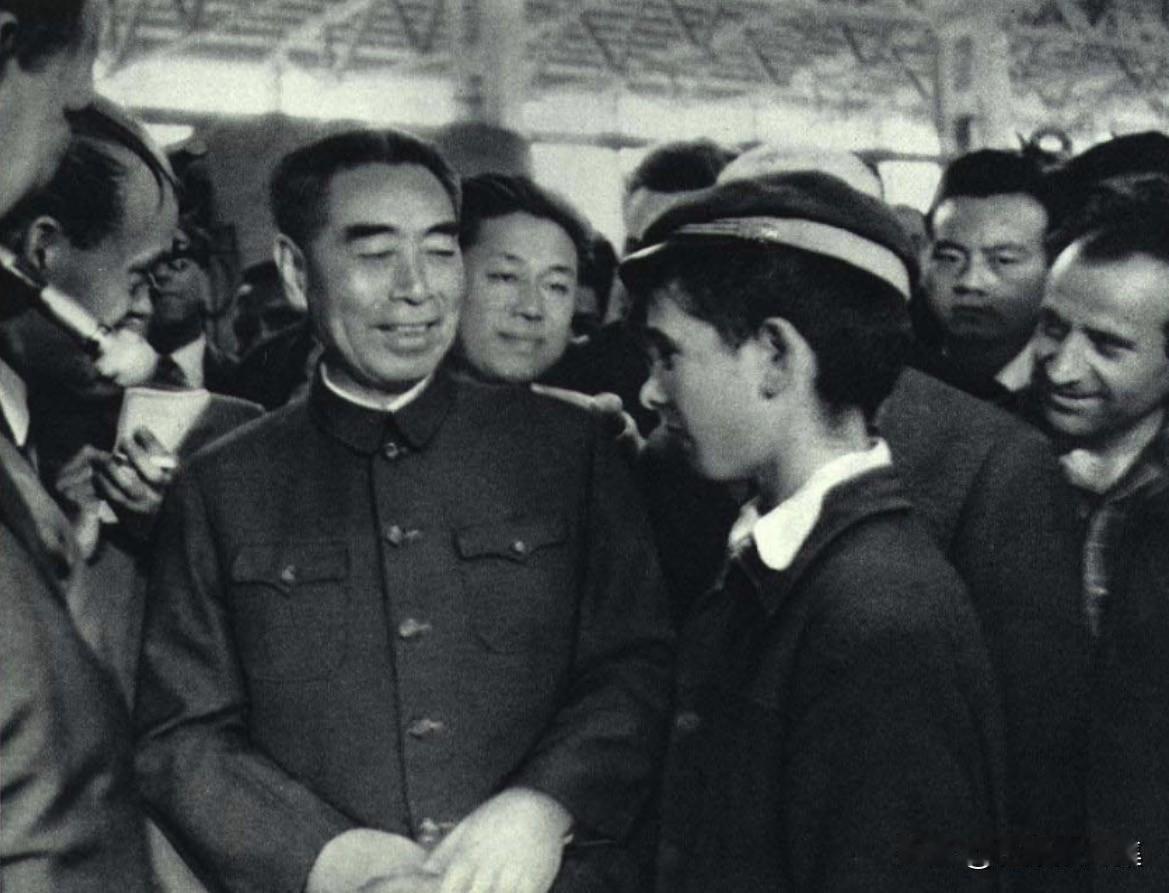 【周总理历史上的今天——6月21日】
1966年6月21日，周恩来参观斯拉蒂纳炼