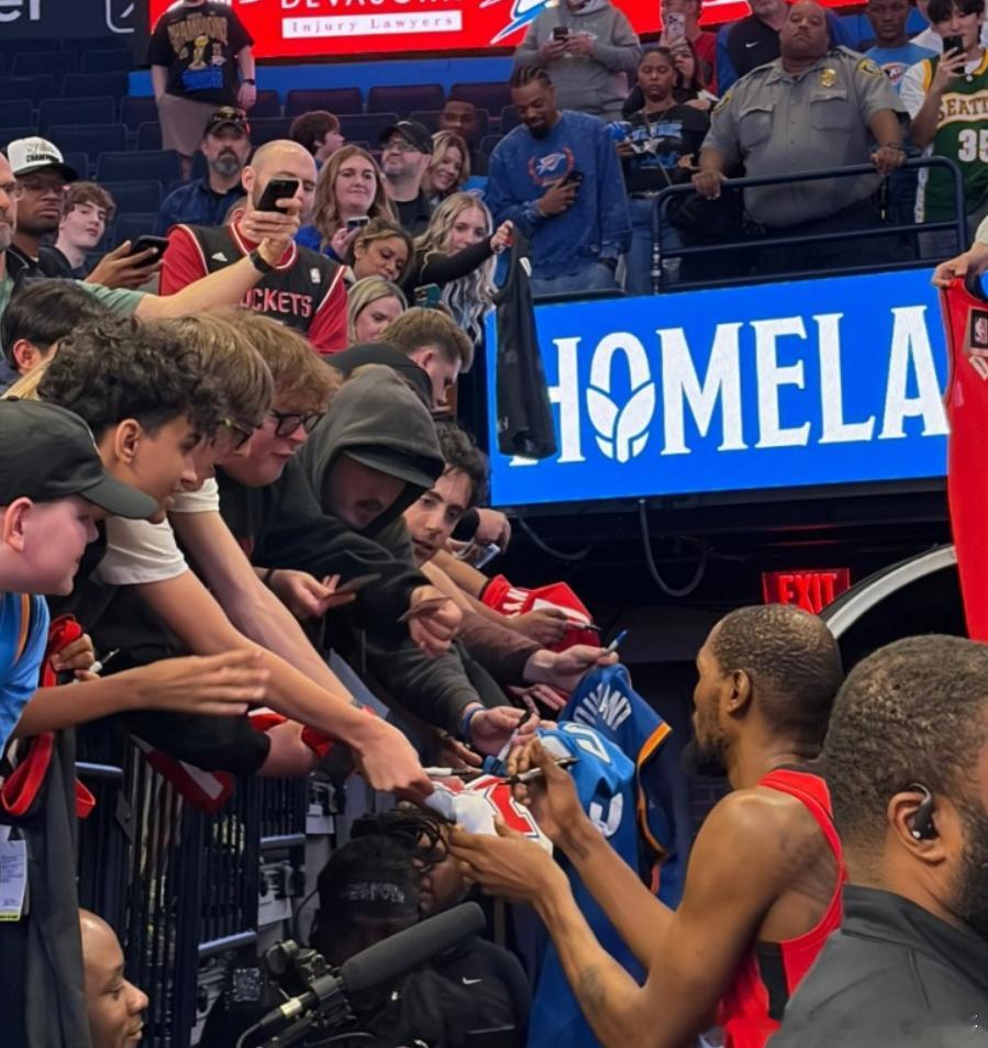 NBA常规赛，火箭在客场以112-106击败雷霆。赛后，杜兰特为雷霆主场的球迷们