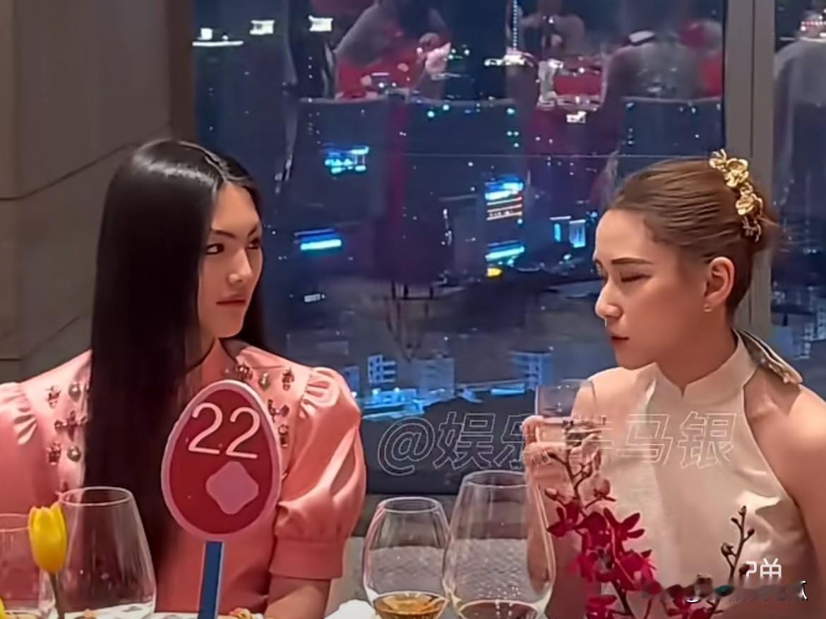 何超莲在王诗龄面前就没赢过
一个36岁，一个18岁，站在一起一点都没有年龄差，何