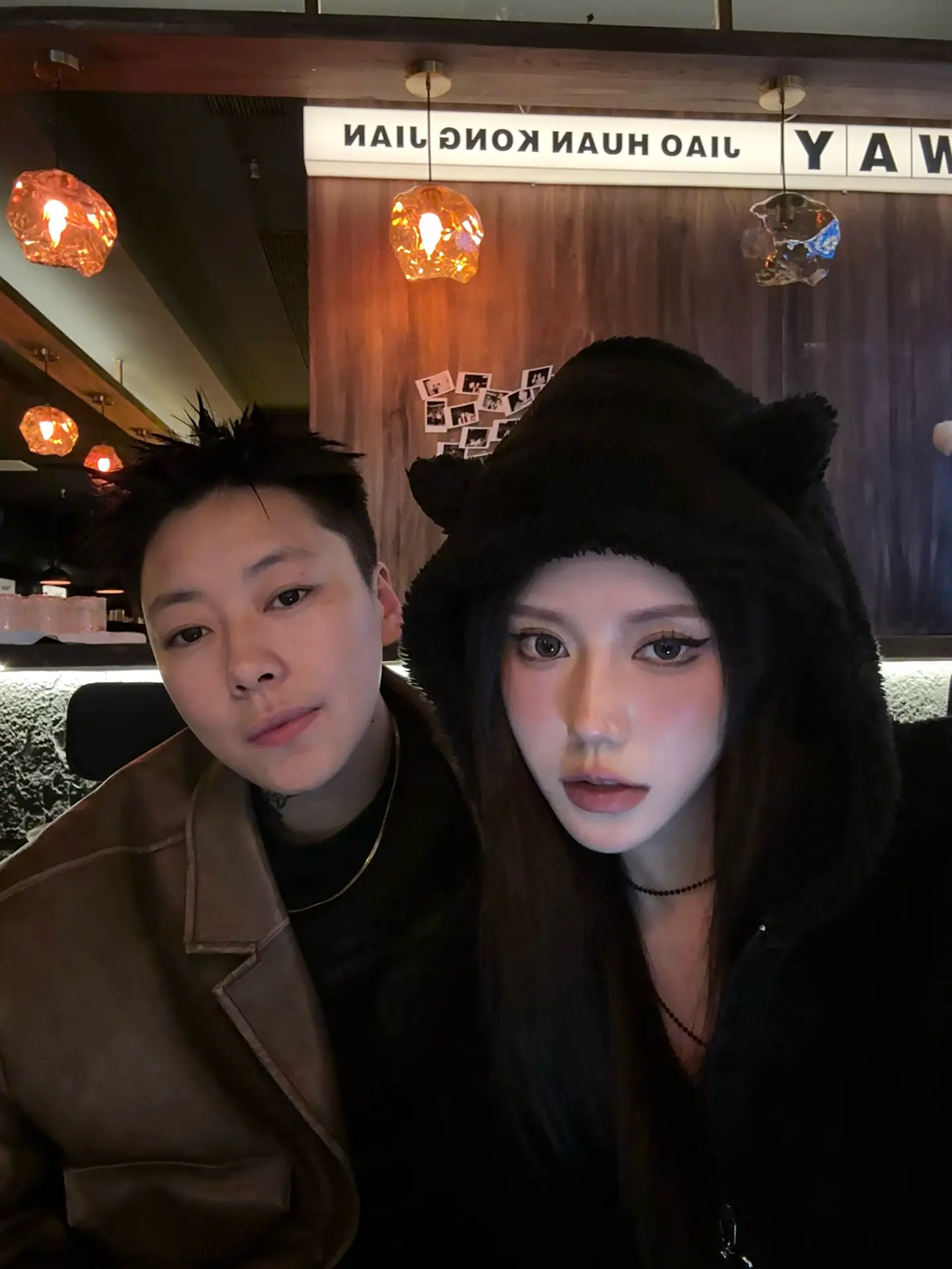 每次见面都要听她给别人摆一次 十几年前读大学的时候 她朋友在办宽带偶遇...