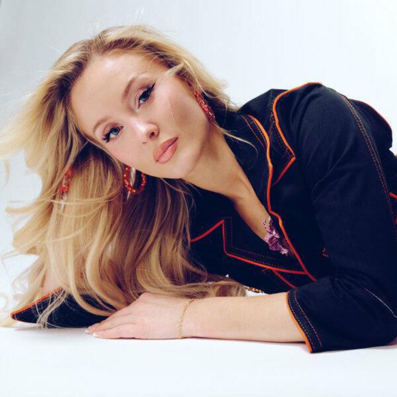 扎拉·拉尔森（Zara Larsson）表示，她希望自己曾上过大学：“我内心有一