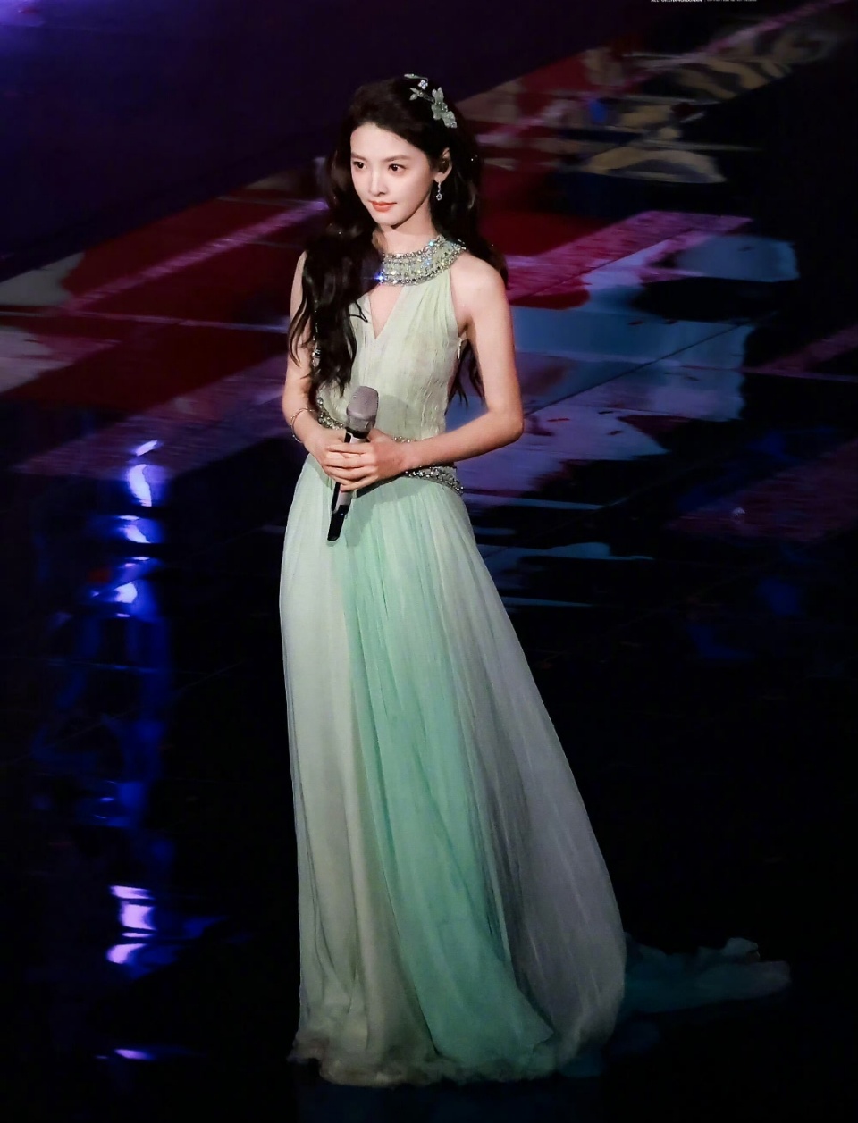 章若楠大露背露背设计太绝了！章若楠这套薄荷绿长裙，把温柔和性感平衡得刚刚好。美得