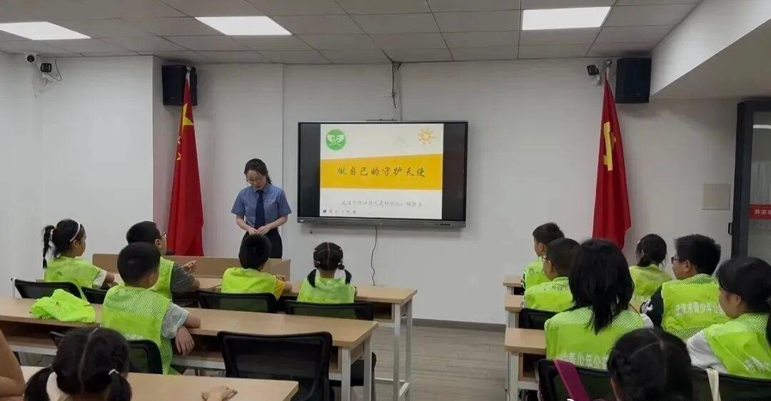 Atelier托管班，干警专门设置防欺凌知识板块，用贴近校园生活的案例解释欺凌边