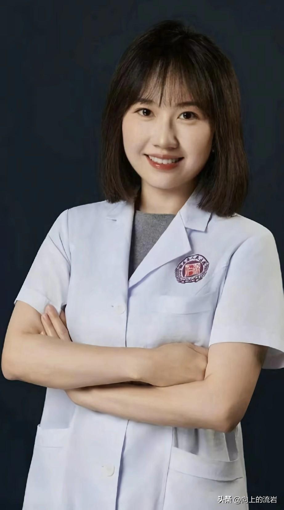 网友一说：: 这个事情也许在普通人身上是很正常的，但是在公众人物上来说，就会被无