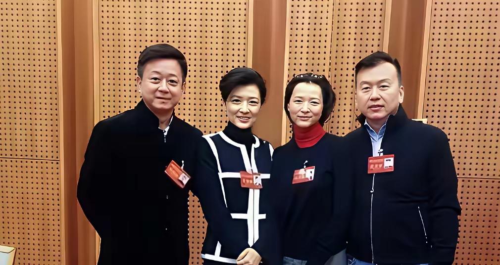 央视四位主持人同框照
你们认识吗？
我只认识其中三位，分别是朱军、董卿、周涛，另