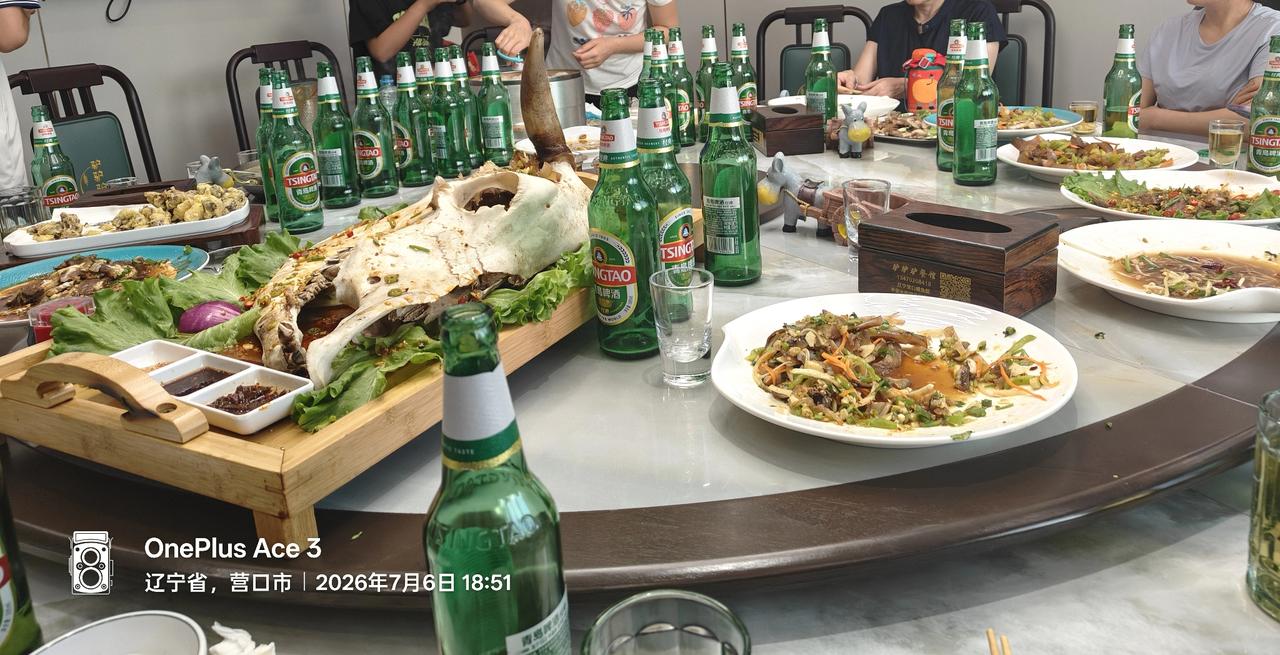  
咱今天聊一聊“吃喝玩乐”这四个字，具体拆解一下，看看这四个字背后到底藏着什么