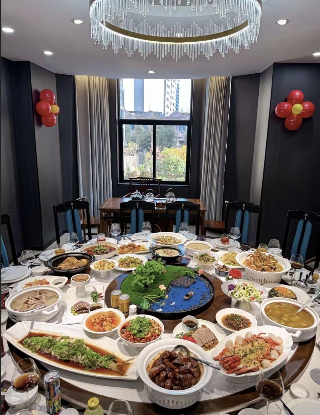 昨天婆婆在家族群里发消息，说今年别上门了，手机拜年就行。群里一下子全安静了，后来