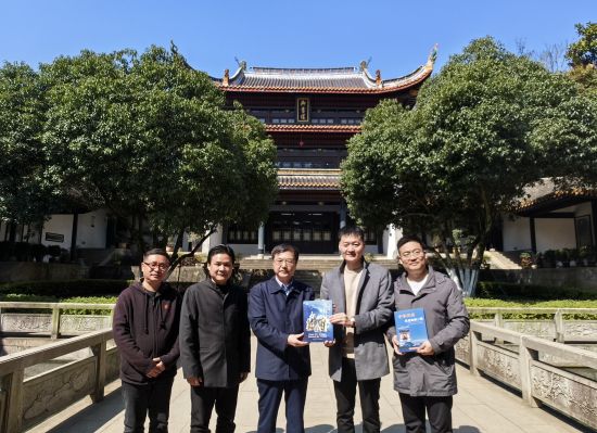 朱正明向湖南三家图书馆赠书 传播关公文化