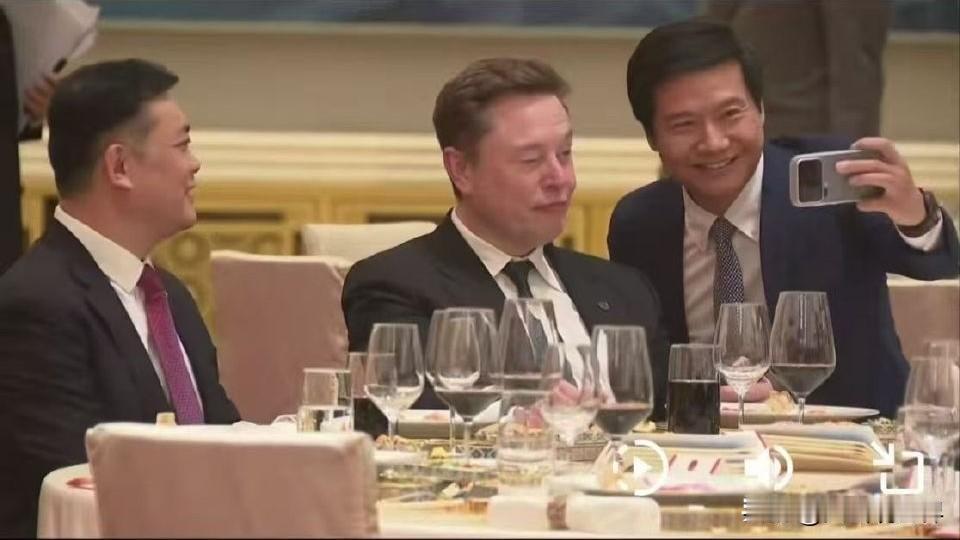 全场大佬都端着，只有马斯克，活成了全场唯一顶流😂

顶级外交晚宴，全球商界巨头