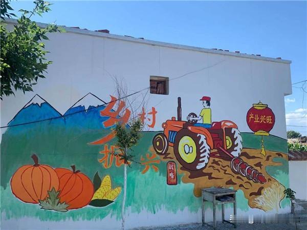 七旬老人自学画画添彩美丽乡村七旬老人放下锄头拿起画笔，自学绘画为美丽乡村添彩。村