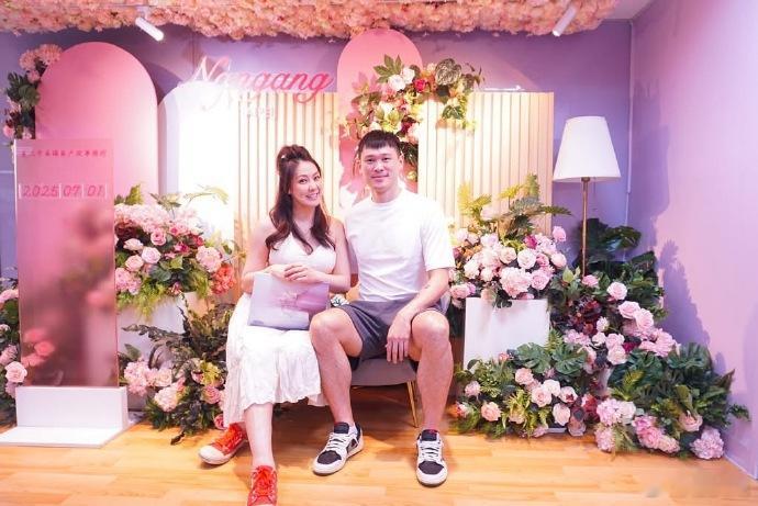刘雨柔二婚刘雨柔和男友登记结婚 刘雨柔和男友胡凯翔今日登记结婚，刘雨柔已怀有身孕