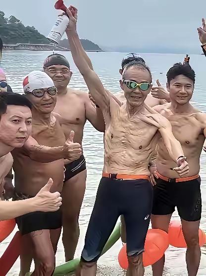 谣言不攻而破，
这不，
人家还在深圳游泳呢！