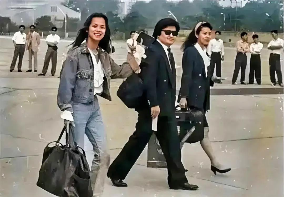 1990年，刘欢和韦唯参加亚运会，一张罕见的合影，刘欢与韦唯早年的同框画面，是九
