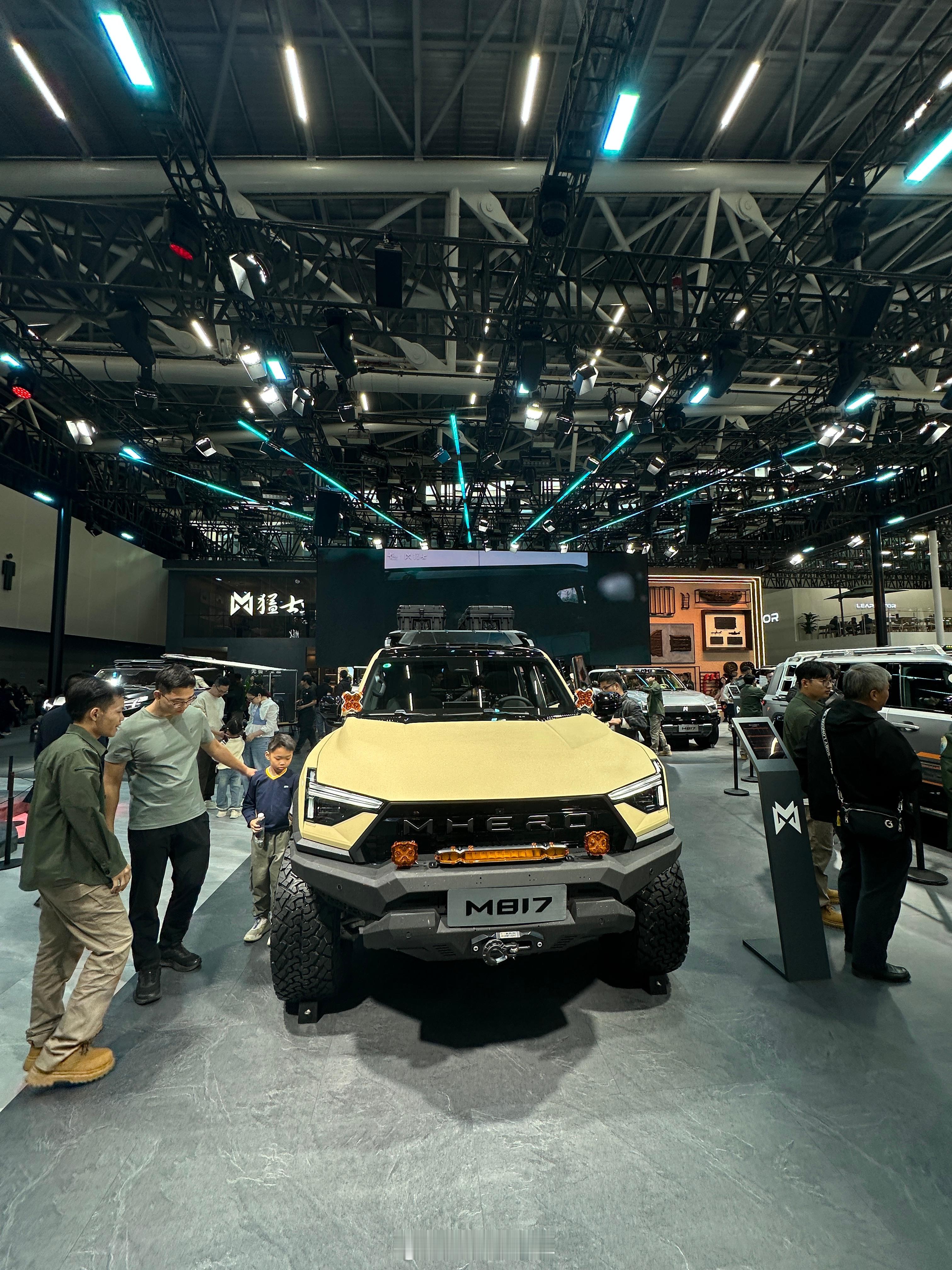 观众日第一天，来看看我们猛士M817 Hero“沙漠英雄”，被各种大小朋友包围的