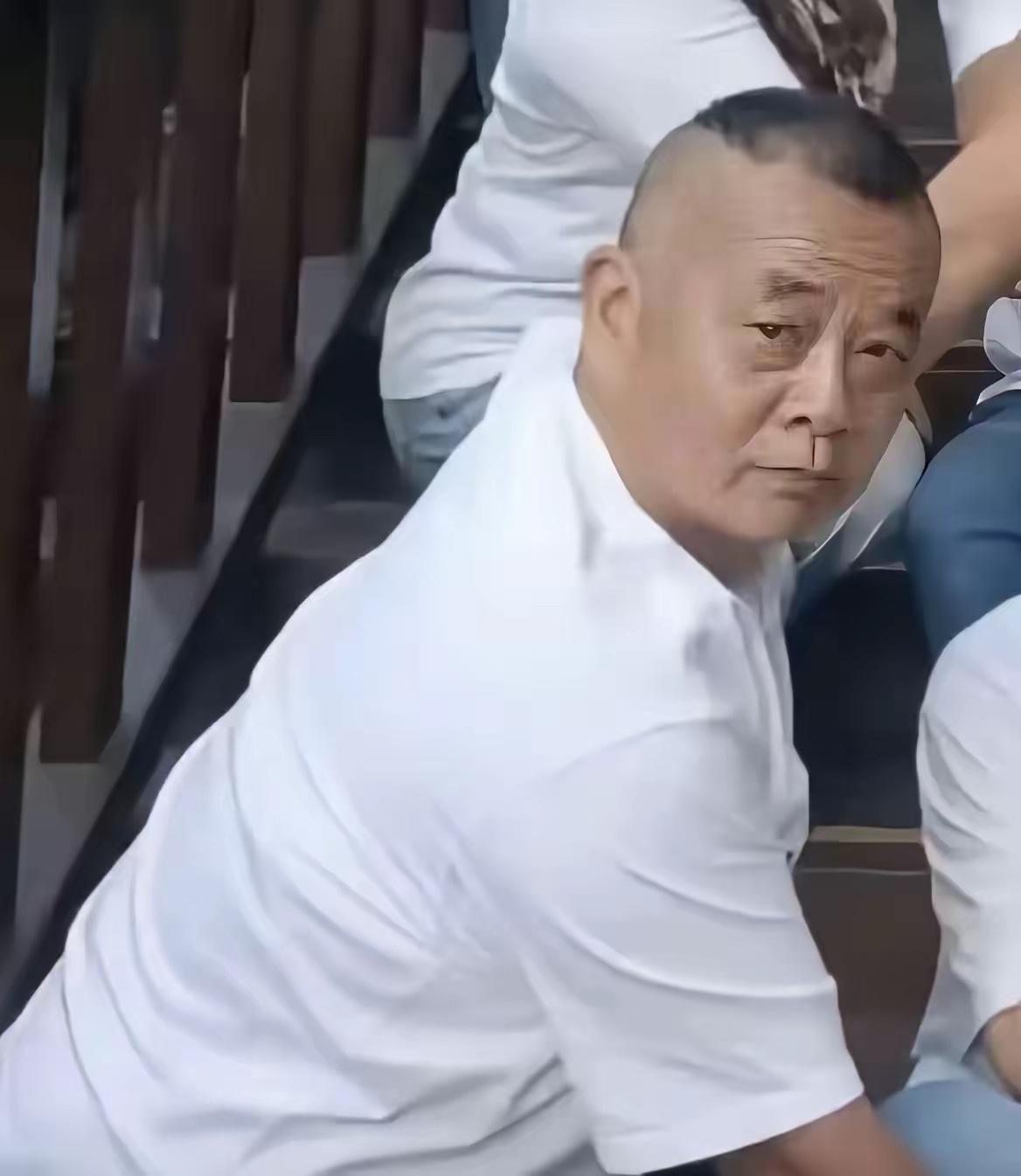 太离谱！男子自驾新疆故意蹭酒店公共资源，反过来倒打一耙网暴小店索赔！
只订一间大