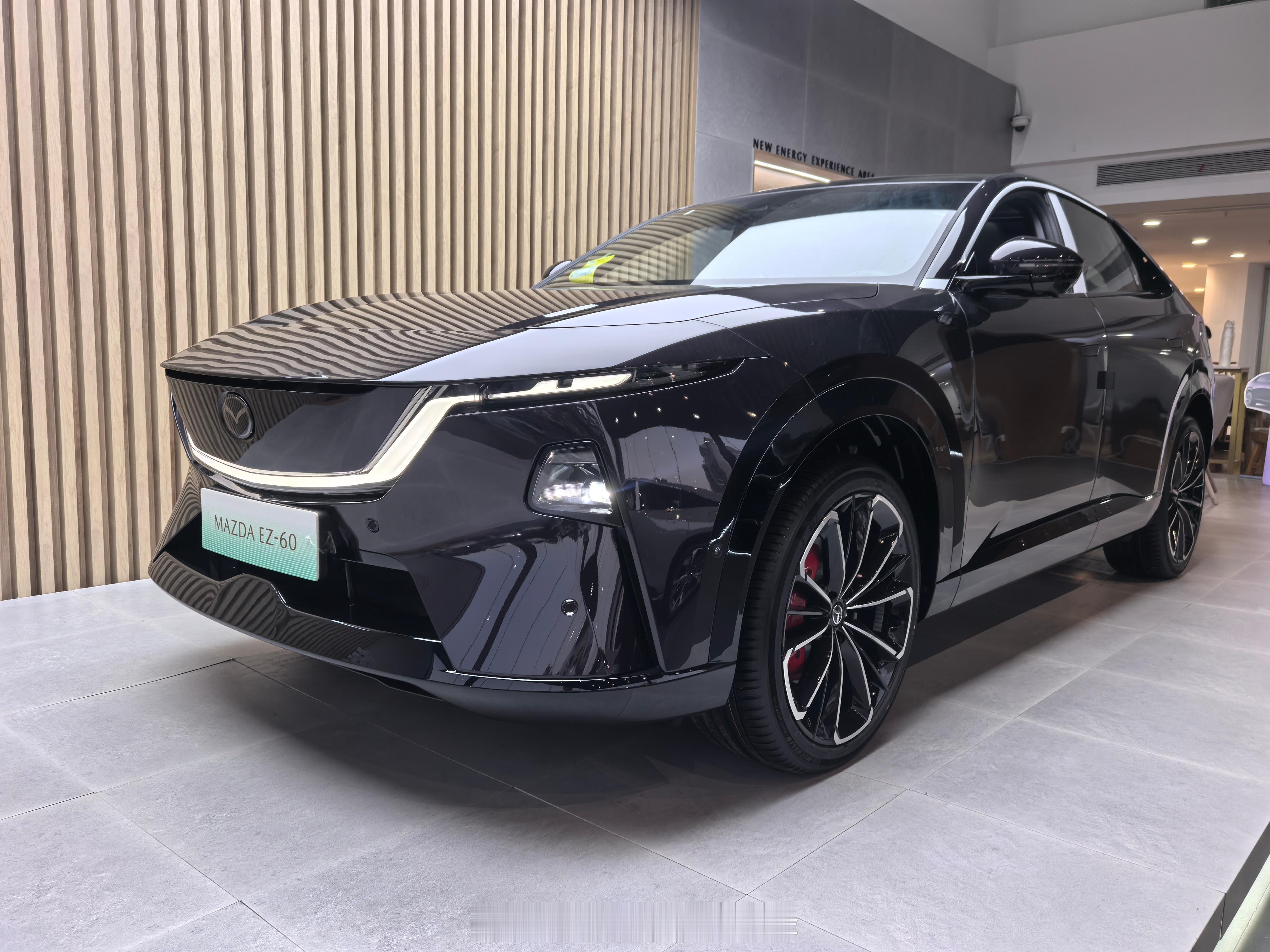 马自达ez-60 出运动版了，真的是刚刚刚到展厅，膜都还没撕，我就遇到了，新轮毂