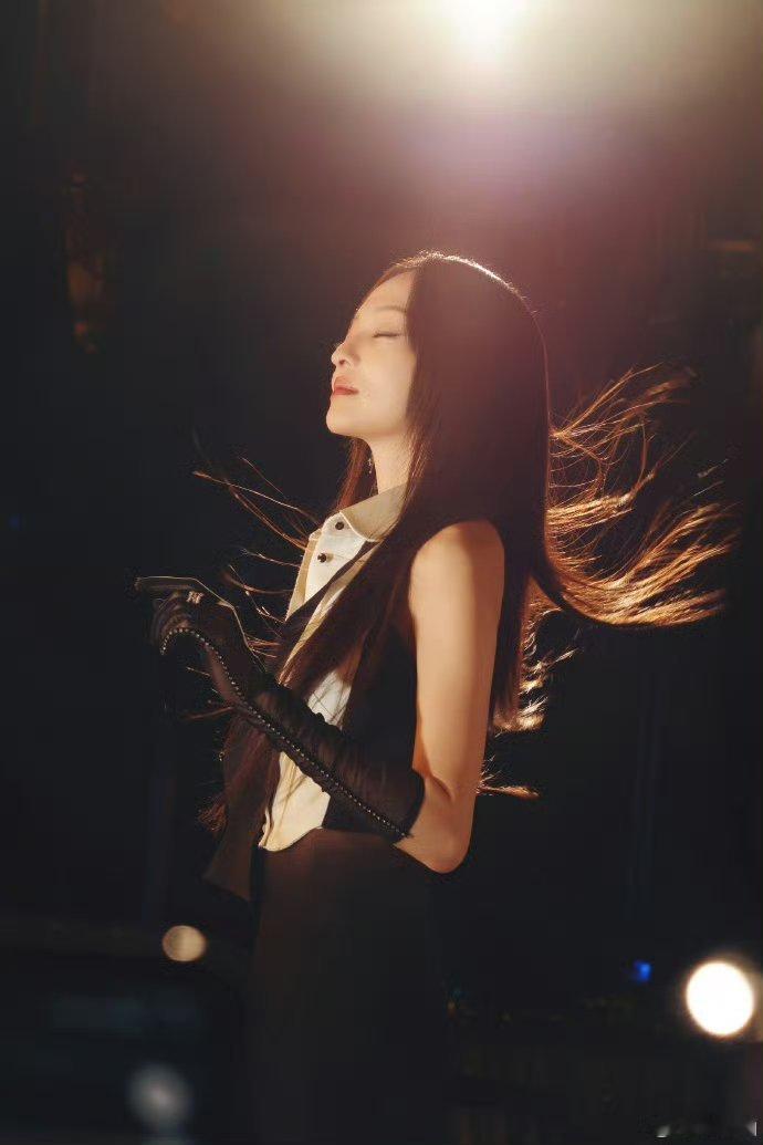 张韶涵觅光一口气公布17个全球大奖张韶涵直接霸榜，觅光一口气亮出17个全球大奖。