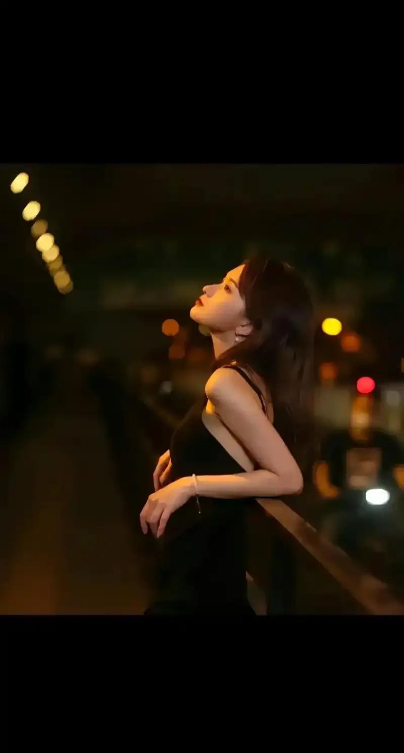 有多么繁华就有多么寂寞
文/神雨

凌晨两点，霓虹坠入眼睛化成灰烬
玻璃幕墙深处