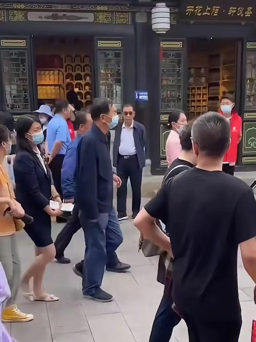 三生有幸遇见你，
一再关心照顾人。
横批：《幸遇》