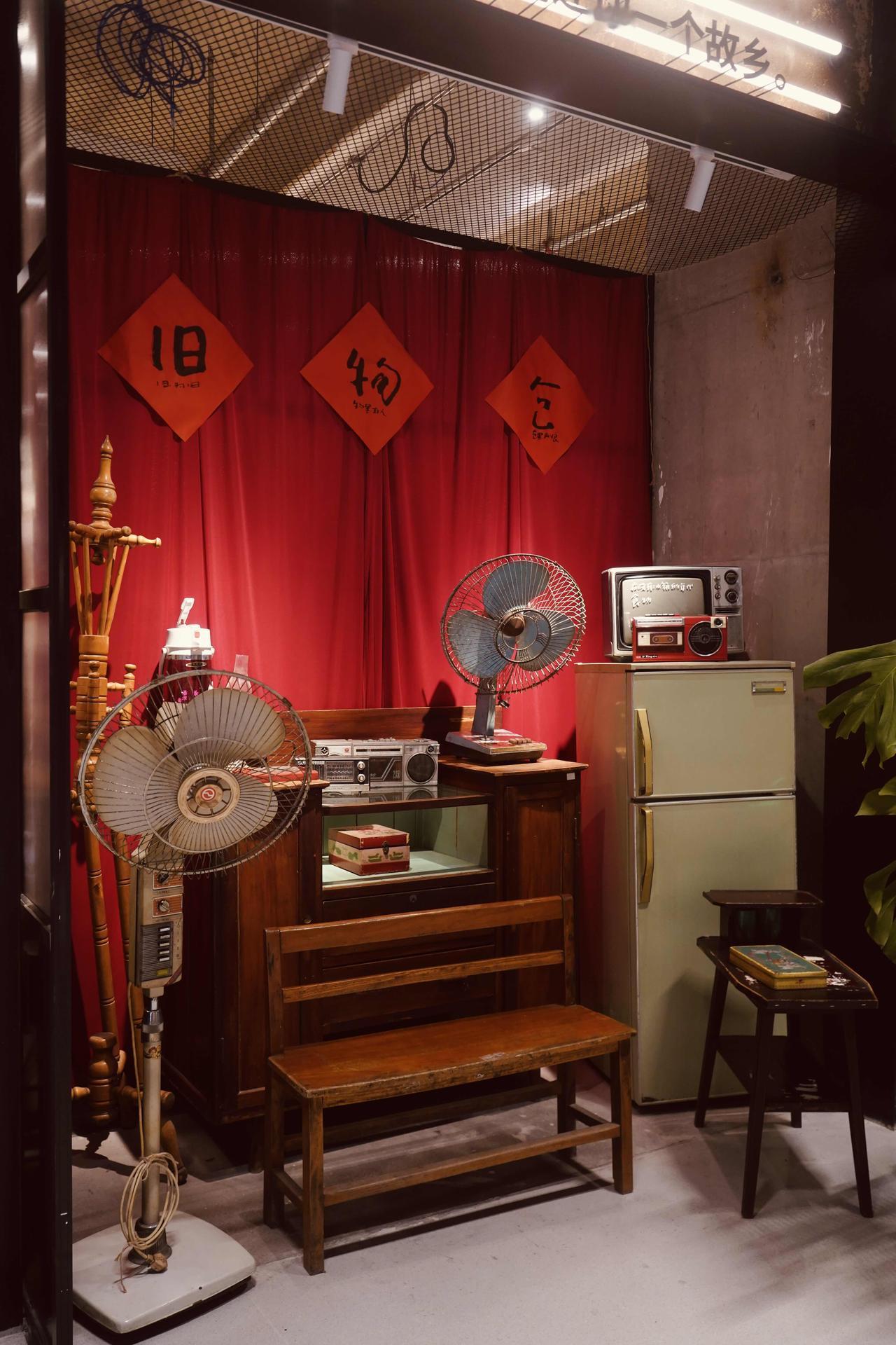 来自带怀旧感的首钢园Citywalk，高大的三高炉安静的伫立，锈红色的骨架，有着